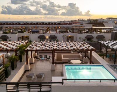 Penthouse Azul rooftop pool steps to beach